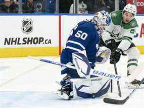 Jason Robertson des Stars de Dallas se bat pour la rondelle devant le gardien de but des Maple Leafs Erik Kallgren lors de la deuxième période au Scotiabank Arena le mardi 15 mars 2022.