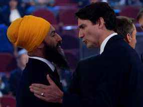 Le chef libéral Justin Trudeau et le chef du NPD Jagmeet Singh se serrent la main à la suite du débat des chefs fédéraux sur la langue française à Gatineau, au Québec, le 10 octobre 2019.