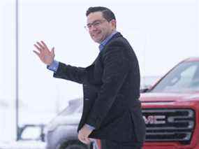 Pierre Poilievre arrive à une conférence de presse chez Brandt Tractor Ltd. à Regina le vendredi 4 mars 2022.