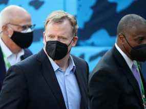 Le commissaire de la NFL, Roger Goodell, regarde tout en portant un masque avant le Super Bowl LV.