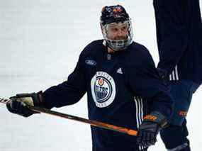 L'attaquant des Oilers d'Edmonton Zack Kassian (44 ans) est vu lors d'un entraînement avant un match contre le Lightning de Tampa Bay à Rogers Place à Edmonton, le vendredi 11 mars 2022.