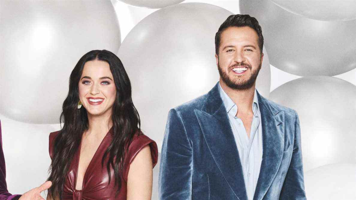 Katy Perry et Luke Bryan d'American Idol s'amusent à échanger après le dysfonctionnement de la garde-robe de la pop star
