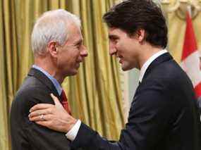 Le premier ministre canadien Justin Trudeau s'entretient avec son ministre des Affaires étrangères Stéphane Dion lors d'une cérémonie d'assermentation à Rideau Hall à Ottawa le 4 novembre 2015.