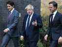 Le Premier ministre canadien Justin Trudeau (L) marche avec le Premier ministre britannique Boris Johnson (C) et le Premier ministre néerlandais Mark Rutte (R) à Londres, en Angleterre, le 7 mars 2022.