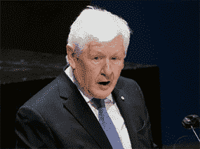 Le représentant permanent du Canada auprès des Nations Unies, Bob Rae, prend la parole lors d'une réunion de l'Assemblée générale des Nations Unies sur la situation entre la Russie et l'Ukraine, à Manhattan, New York, le 23 février 2022.