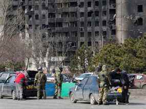 Des militaires des troupes pro-russes contrôlent des voitures pendant le conflit Ukraine-Russie dans la ville portuaire assiégée de Marioupol, en Ukraine, le 20 mars 2022.