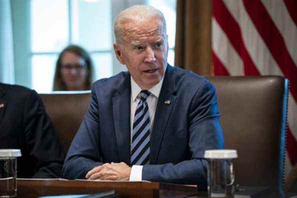 La réponse de Biden aux prix élevés du gaz est d’augmenter la production de batteries aux États-Unis