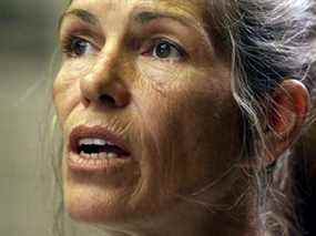 Leslie Van Houten écoute pendant son audience de libération conditionnelle à Corona, en Californie, le 28 juin 2002.