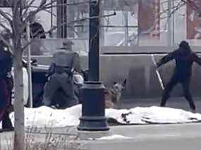 Une vidéo encore tirée d'une source non identifiée montre une confrontation entre la police de Calgary et un homme le 19 février 2022 sur la 17 Ave SE à Calgary.  Au cours de la confrontation, l'homme a été tué par balle.  L'homme, identifié par des amis comme étant Latjor Tuel, est décédé après une altercation avec la police au cours de laquelle il aurait attaqué un chien policier avec une arme.