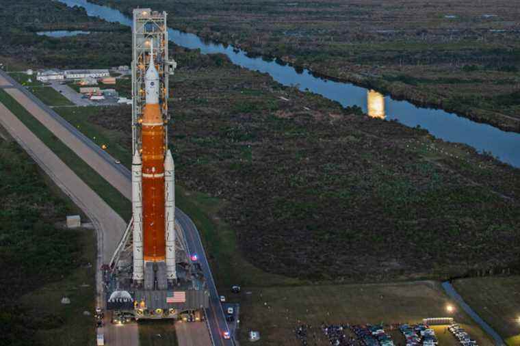 La fusée SLS Moon de la NASA arrive pour la première fois sur la rampe de lancement