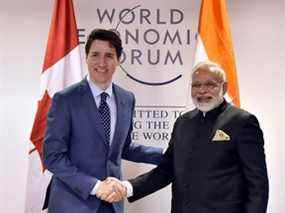 Le premier ministre Justin Trudeau serre la main du premier ministre indien Narendra Modi au Forum économique mondial de Davos, en 2018.