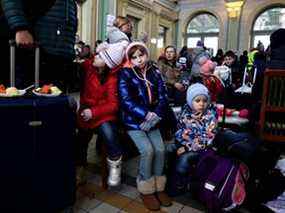 Des filles se reposent dans une gare, après avoir fui l'invasion russe de l'Ukraine, à Przemysl, en Pologne, le 17 mars 2022.