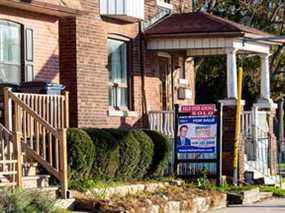 Un panneau à vendre est affiché à l'extérieur d'une maison à Toronto le 13 décembre 2021.