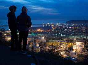 Des réservoirs de stockage de pétrole sont éclairés la nuit à la raffinerie RN-Tuapsinsky, exploitée par Rosneft Oil Co., à Tuapse, en Russie.