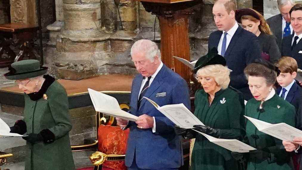 La reine Elizabeth II et les membres de la famille royale se réunissent pour honorer le prince Philip au mémorial
