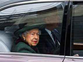 La reine Elizabeth et le prince Andrew, duc d'York, arrivent pour le service d'action de grâces de feu le prince Philip, duc d'Édimbourg, à l'abbaye de Westminster, à Londres le 29 mars 2022.