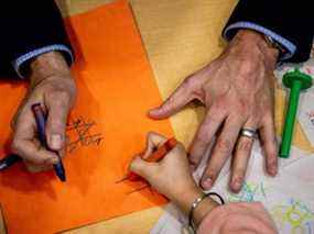 Le premier ministre Justin Trudeau a joué et perdu une partie de tic-tac-toe contre un enfant, à la suite de l'annonce d'un nouvel accord de garde d'enfants avec le premier ministre de l'Ontario Doug Ford (pas (pas sur la photo) à Brampton, Ontario, le 28 mars 2022. REUTERS/Carlos Osorio