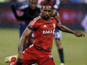 Jermain Defoe marque sur un penalty alors que le TFC affronte le Vancouver Whitecaps FC au BMO Field le 16 juillet 2014.