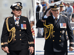 La gouverneure générale Julie Payette, à gauche, et le gouverneur général David Johnston, à droite, tous deux vêtus de leur uniforme officiel de commandant en chef de la Marine royale canadienne.  Ils ont donné à Payette un chapeau différent parce que c'est une dame.