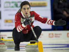 Le capitaine de l'équipe turque Dilsat Yildiz appelle le tir d'une coéquipière lors d'un match contre le Canada au championnat du monde de curling féminin à Prince George, en Colombie-Britannique, le 20 mars 2022.