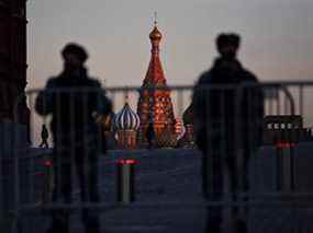 Des policiers bloquent l'accès à la Place Rouge, dans le centre de Moscou, le 2 mars 2022.