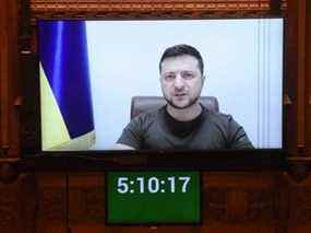 Une photographie publiée par le Parlement britannique montre le président ukrainien Volodymyr Zelenskyy s'adressant aux députés britanniques par liaison vidéo en direct à la Chambre des communes, à Londres, le mardi 8 mars 2022.