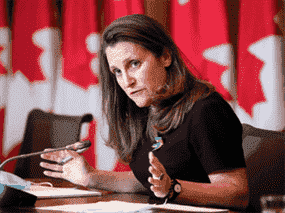 La vice-première ministre Chrystia Freeland discute des sanctions canadiennes contre la Russie lors d'une conférence de presse à Ottawa, le 1er mars 2022 : « Le champ de bataille aujourd'hui est l'Ukraine, mais c'est aussi notre combat.