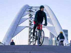 Un cycliste traverse le pont en arc de Humber Bay au lever du soleil à Toronto le vendredi 5 novembre 2021.