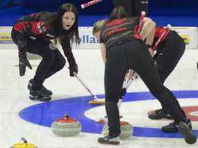 La capitaine du Canada Kerri Einarson crie des instructions dans les anneaux alors que la deuxième Shannon Birchard et la première Briane Meilleur brossent la pierre dans la maison lors d'un match de qualification pour le Championnat du monde de curling féminin contre le Danemark à Prince George, en Colombie-Britannique, le samedi 26 mars 2022.