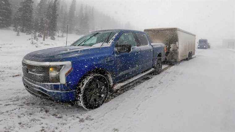 Le Ford F-150 Lightning 2022 peut remorquer son maximum de 10 000 livres n’importe où