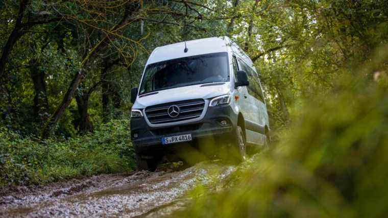 Le Mercedes-Benz Sprinter 2023 sprinte sur scène avec un nouveau moteur diesel, AWD