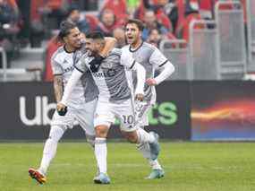 Le milieu de terrain du Toronto FC Alejandro Pozuelo (10) célèbre avoir marqué un but avec le défenseur du Toronto FC Carlos Salcedo (3) lors de la première mi-temps contre DC United au BMO Field samedi.