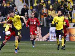 Le défenseur du Columbus Crew Miloš Degenek (5) contrôle le ballon lors de la première mi-temps contre le Toronto FC au Lower.com Field samedi.