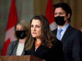 La vice-première ministre et ministre des Finances Chrystia Freeland prend la parole lors d'une conférence de presse avec le premier ministre Justin Trudeau et la ministre des Affaires étrangères Melanie Joly à Ottawa.