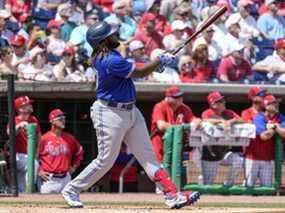 Vladimir Guerrero des Blue Jays de Toronto regarde le ballon quitter le parc après avoir frappé un coup de circuit en solo lors de la première manche contre les Phillies de Philadelphie lors d'un match d'entraînement de printemps au BayCare Ballpark le 19 mars 2022 à Clearwater, en Floride.