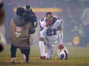 La sécurité gratuite des Bills de Buffalo Jordan Poyer s'agenouille sur le terrain après un match de football éliminatoire de la ronde de division de la NFL contre les Chiefs de Kansas City.