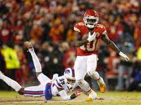 23 janvier 2022 ;  Kansas City, Missouri, États-Unis ;  Le receveur large des Chiefs de Kansas City Tyreek Hill (10) porte le ballon devant le demi de coin des Buffalo Bills Levi Wallace (39) au cours du quatrième trimestre du match de football des séries éliminatoires de la division AFC au GEHA Field du Arrowhead Stadium.