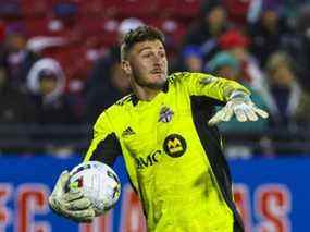 Le gardien du Toronto FC Alex Bono en action lors du match contre le FC Dallas au Toyota Stadium.