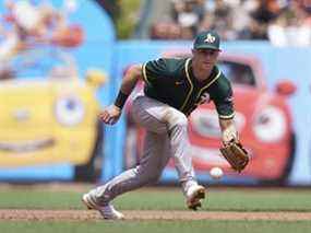 Le joueur de troisième but Matt Chapman s'étend à sa gauche pour aligner un ballon au sol pour la saison dernière des A d'Oakland.  Le triple cogneur Gold Glove a été acquis hier par les Blue Jays pour quatre espoirs.