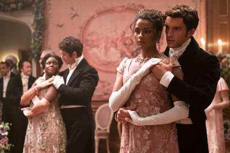 simone ashley et jonathan bailey dans bridgerton saison 2