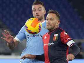 Domenico Criscito de Gênes, à droite, et Sergej Milinkovic-Savic du Latium, à gauche, se disputent le ballon lors du match de football italien de série A entre le Latium et Gênes, au stade olympique de Rome, le vendredi 17 décembre 2021.