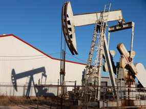 Un vérin de pompe à huile extrait le pétrole du champ pétrolifère du bassin permien à Odessa, au Texas.