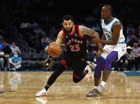 Fred VanVleet des Raptors de Toronto dribble le ballon pendant que Terry Rozier des Charlotte Hornets défend.