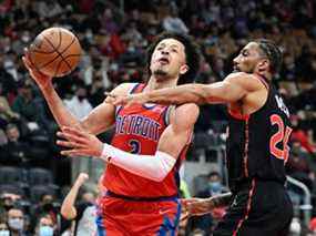 Le gardien des Detroit Pistons, Cade Cunningham, est victime d'une faute du centre des Raptors de Toronto, Khem Birch, en première mi-temps à la Scotiabank Arena.