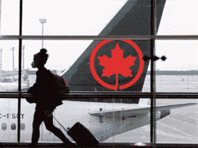 Air Canada a mis en place une politique de vaccination obligatoire pour tous ses employés qui exigeait qu'ils reçoivent au moins deux vaccins contre la COVID-19 d'ici le 31 octobre 2021.