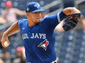 Le lanceur des Blue Jays de Toronto, Jose Berrios, lance un lancer lors de la première manche du match de son équipe contre les Phillies de Philadelphie lors de l'entraînement printanier au BayCare Ballpark à Clearwater, en Floride, le 23 mars 2022.