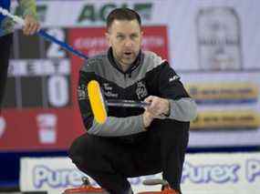 Le capitaine Wild Card 1 Brad Gushue donne des instructions à son équipe lors de la finale du Brier contre l'équipe de l'Alberta.  Gushue a battu l'équipe de Kevin Koe 9-8 en bouts supplémentaires.