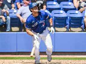 Randal Grichuk des Blue Jays de Toronto regarde un grand chelem sur le terrain central droit au large de Ron Marinaccio des Yankees de New York lors de la quatrième manche d'un match de baseball d'entraînement de printemps au TD Ballpark le mardi 22 mars 2022 à Dunedin, en Floride.