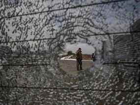 Un militaire ukrainien se tient à un point de contrôle dans le village de Velyka Dymerka à l'est de Kiev, le 9 mars 2022.