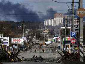 Des habitants évacuent la ville d'Irpin, au nord de Kiev, le 10 mars 2022.